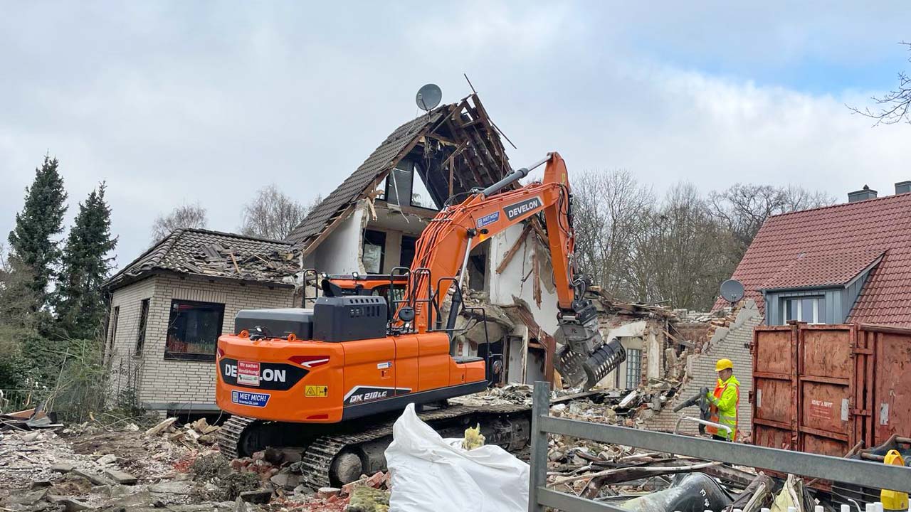 Wierbrügge Maschine beim Abbruch eines Hauses